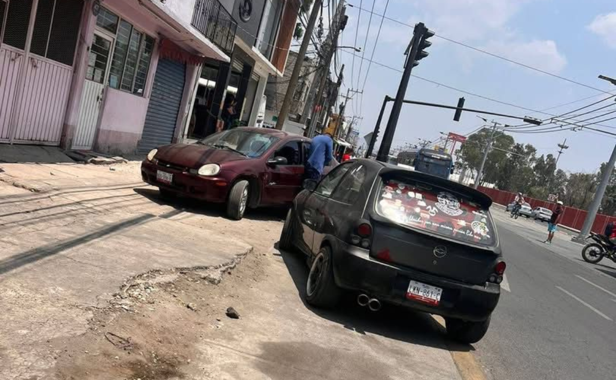 Un vehículo particular invadió el carril confinado en Valle de Chalco, causando daños menores. Foto: Especial