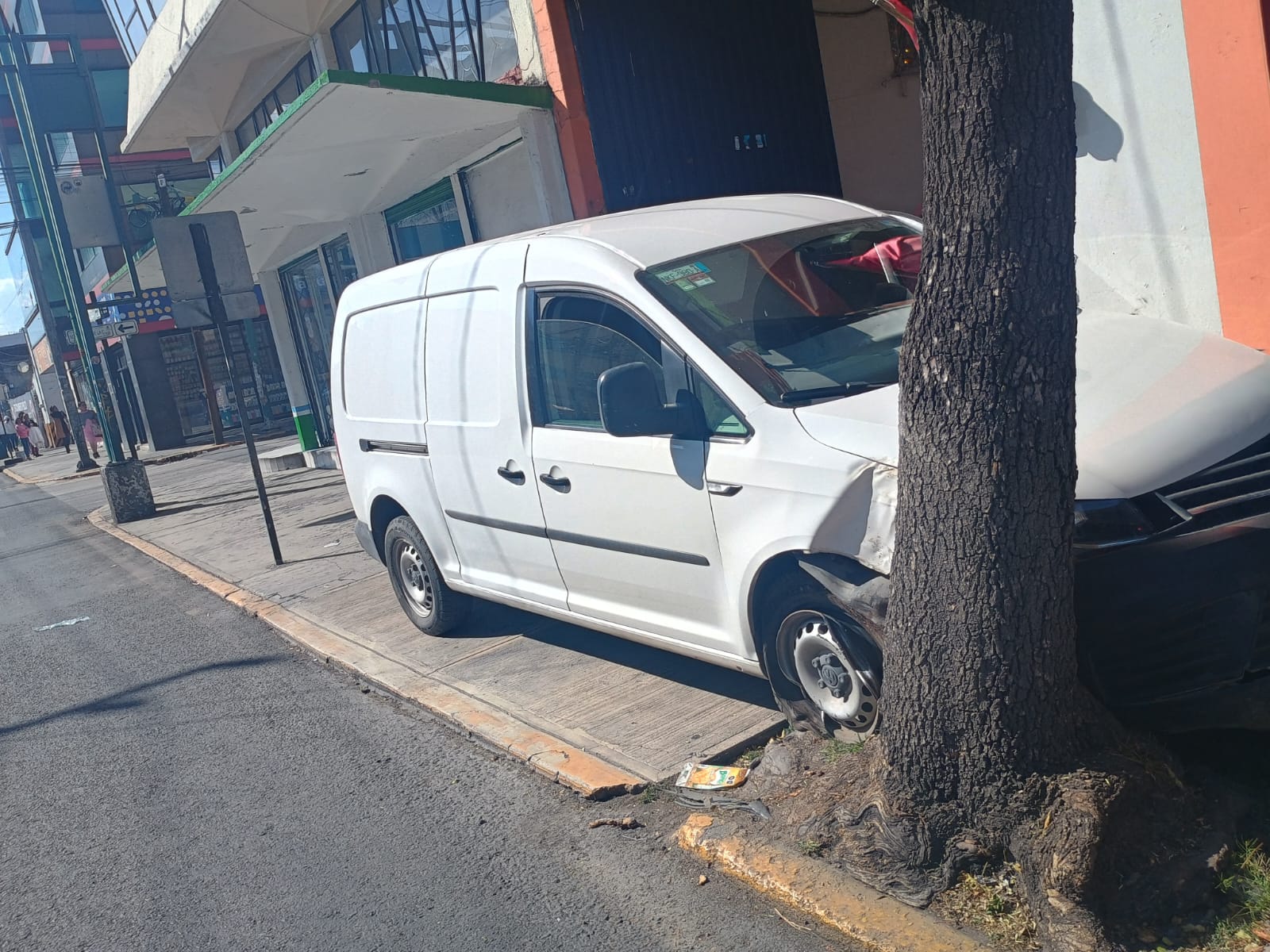 Una mujer perdió el control de su camioneta y arrolló a dos peatones en la avenida Independencia, esquina con Sor Juana Inés de la Cruz. Foto Especial