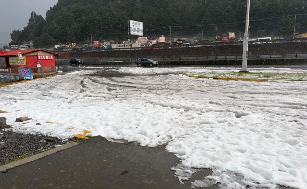 Automovilistas redujeron drásticamente la velocidad y algunos vehículos quedaron varados frente a la zona de las alas. Foto Especial