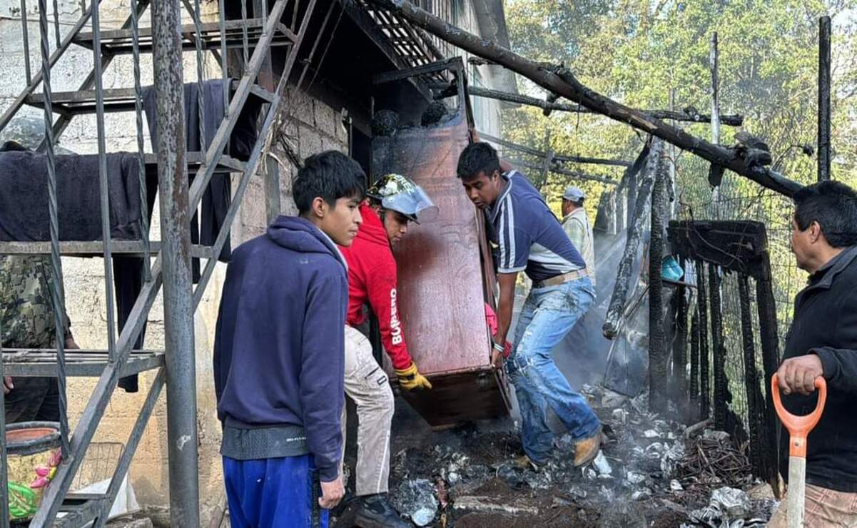 Después de apagar las llamas, rescataron algunos muebles de la vivienda. Foto: Especial.