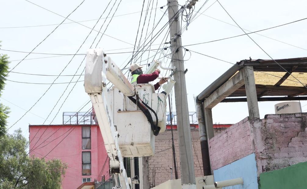 Trabajadores de Alumbrado Público retirando dispositivos de videovigilancia colocados sin autorización en postes de luz. Foto Especial