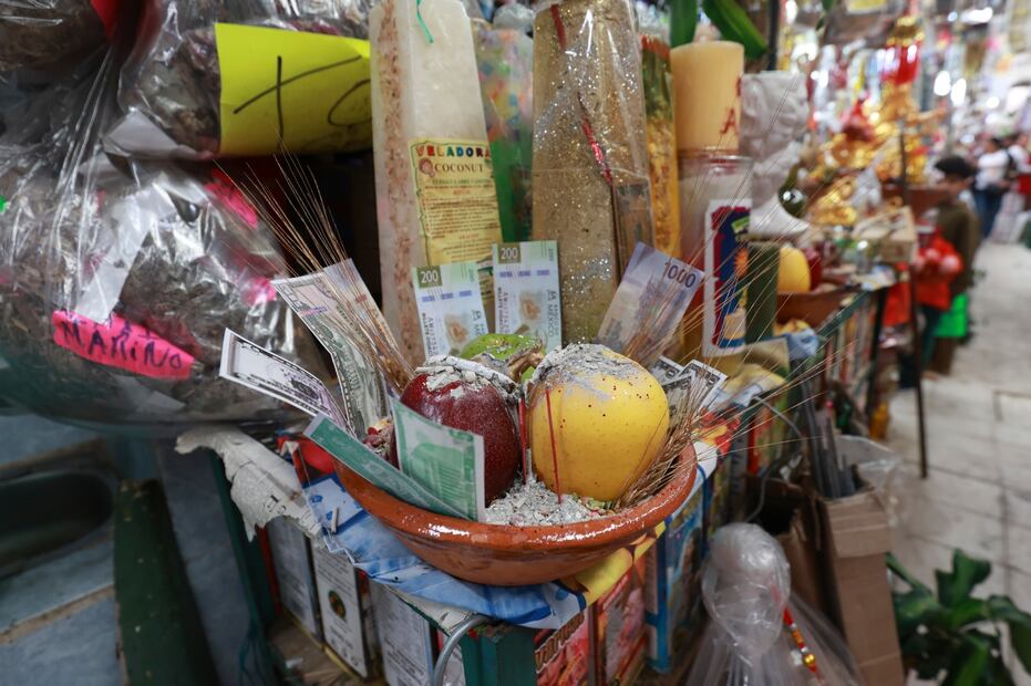 Los morralitos de semillas que las abuelas mexiquenses nunca olvidan comprar para proteger a toda la familia. Foto Alejandro Vargas / El Universal