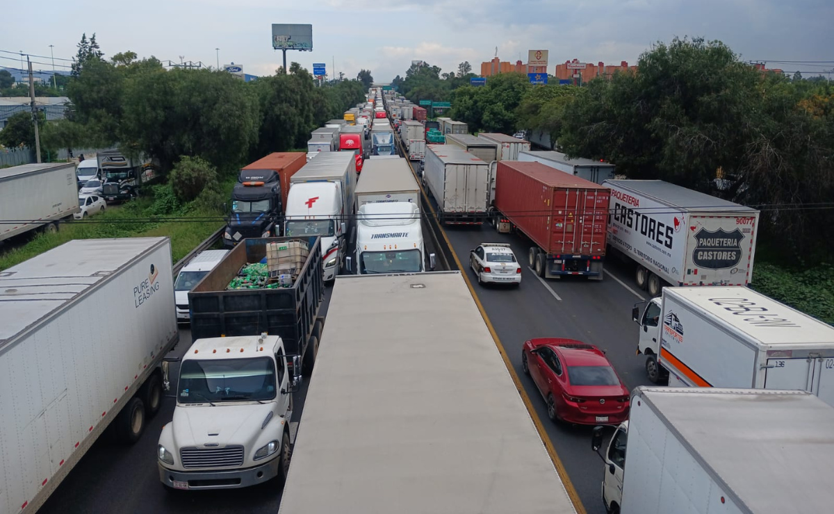 Más de 10 kilómetros de fila en la México-Querétaro por la tardanza de camiones ingresando a San Martín Obispo. Foto: Especial