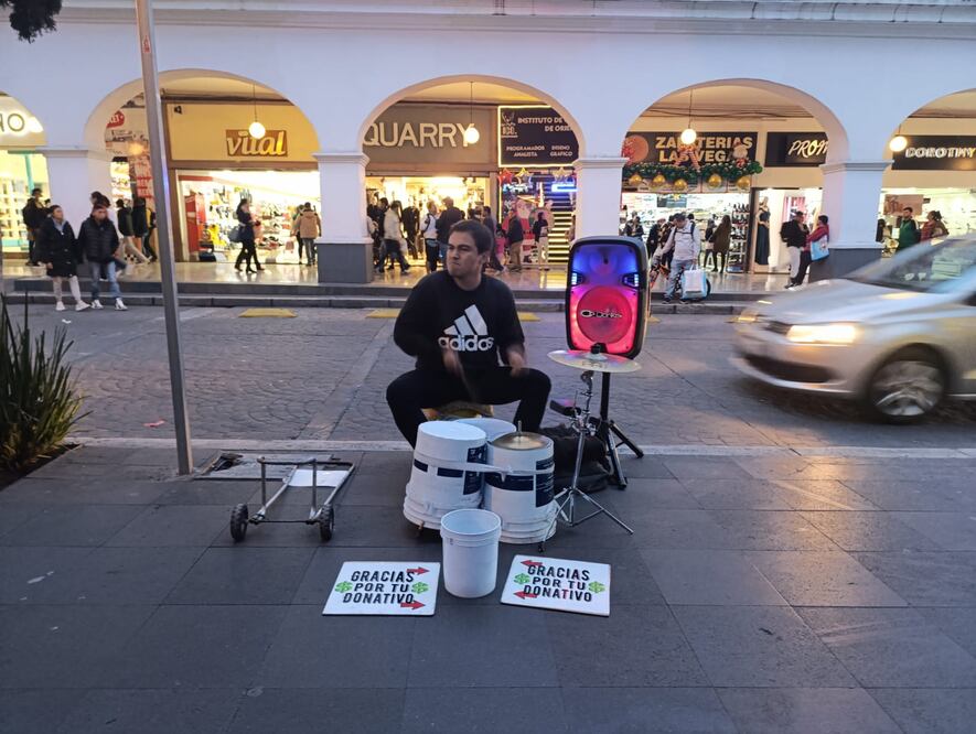 La historia de Alex Pérez nos muestra que la música es capaz de transformar vidas y que el sueño de tocar en una banda puede hacerse realidad, incluso en las calles. Foto Especial