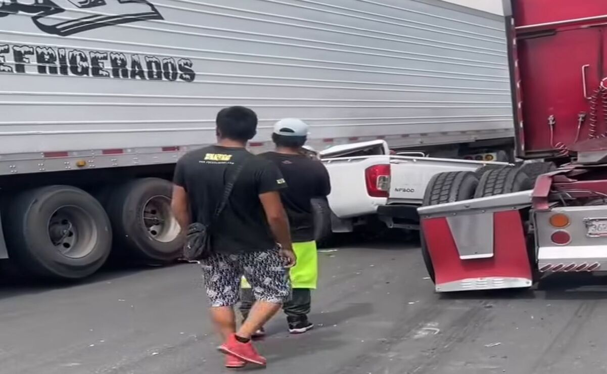 Momentos después del impactante choque entre una camioneta y un tráiler en la incorporación de la autopista Chamapa-Lechería con la carretera México-Querétaro /Foto: Especial