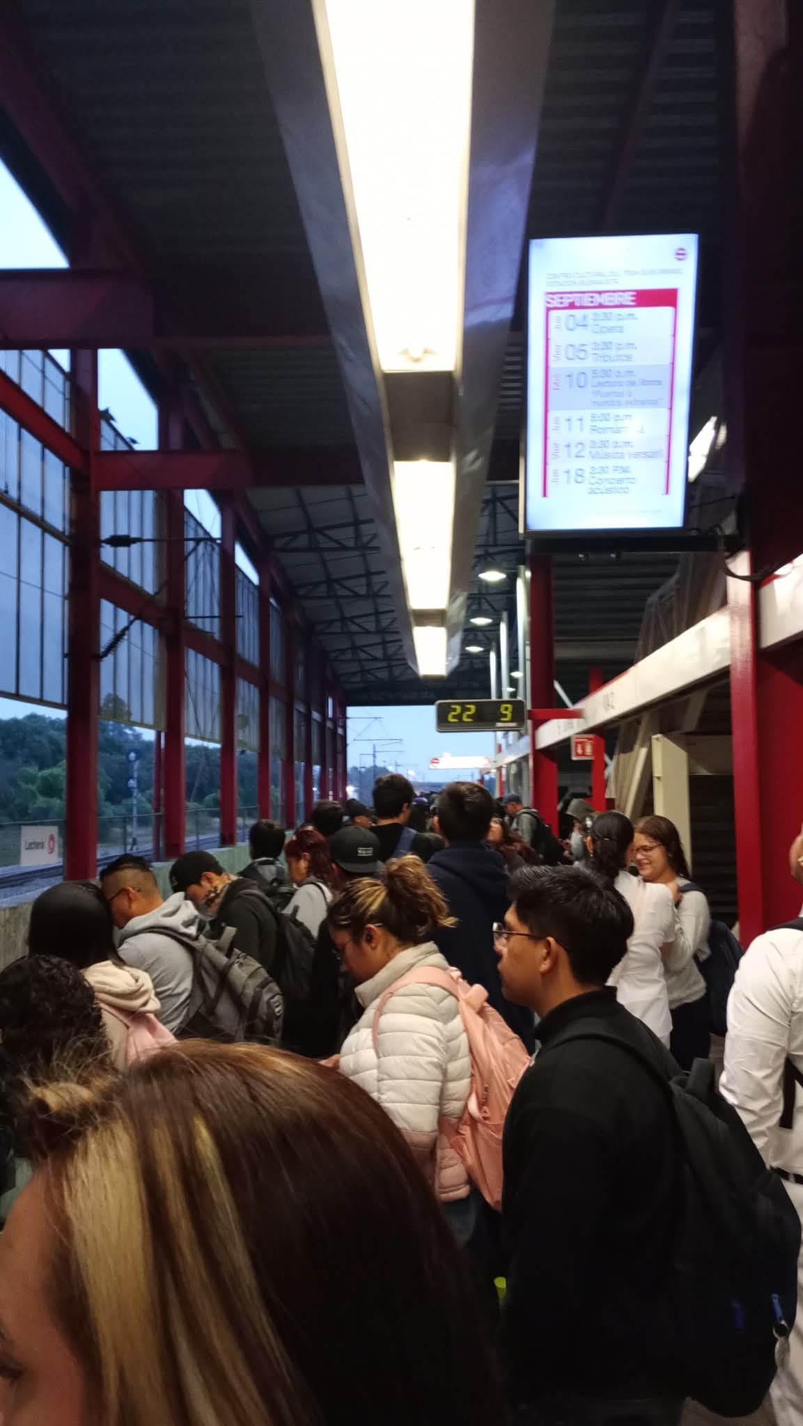Debido al retraso, varios usuarios optaron por salirse de este medio de transporte y utilizar otra alternativa / Foto Especial