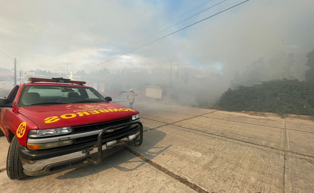 Los Bomberos trabajan intensamente para controlar las llamas. Foto: Michelle Sánchez
