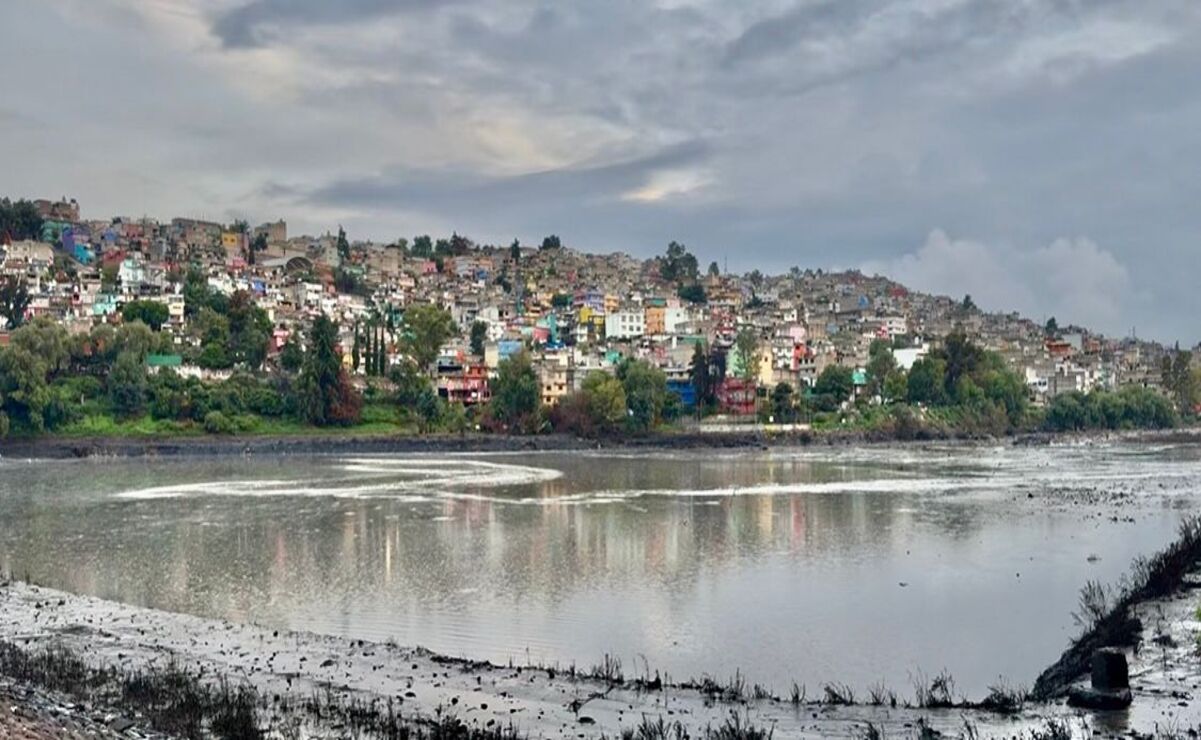 ¡Agua fluye de nuevo! Retiran tapón de basura de la Presa Los Cuartos en Naucalpan