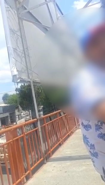 El hombre, quien presentó una crisis de ansiedad, fue auxiliado por policías cuando se encontraba en un puente peatonal de Santa Clara Coatitla. Foto especial