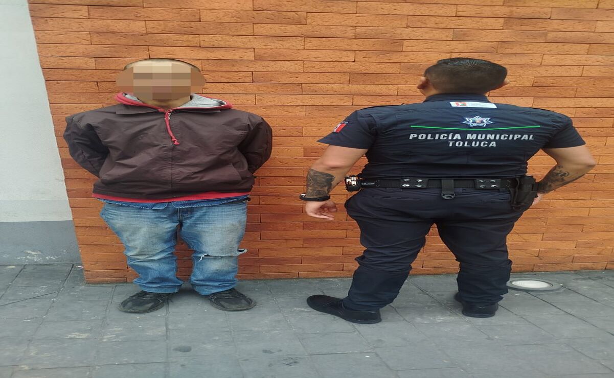 Este sujeto fue detenido por arrojar basura en calles y banquetas de Toluca. Foto: Especial