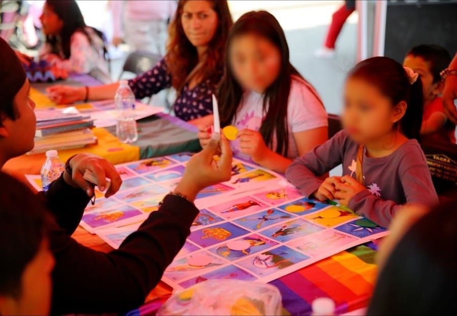 Más de 20 mil personas disfrutaron del show de patinaje artístico y malabares con fuego en la pista de hielo municipal. Foto Especial