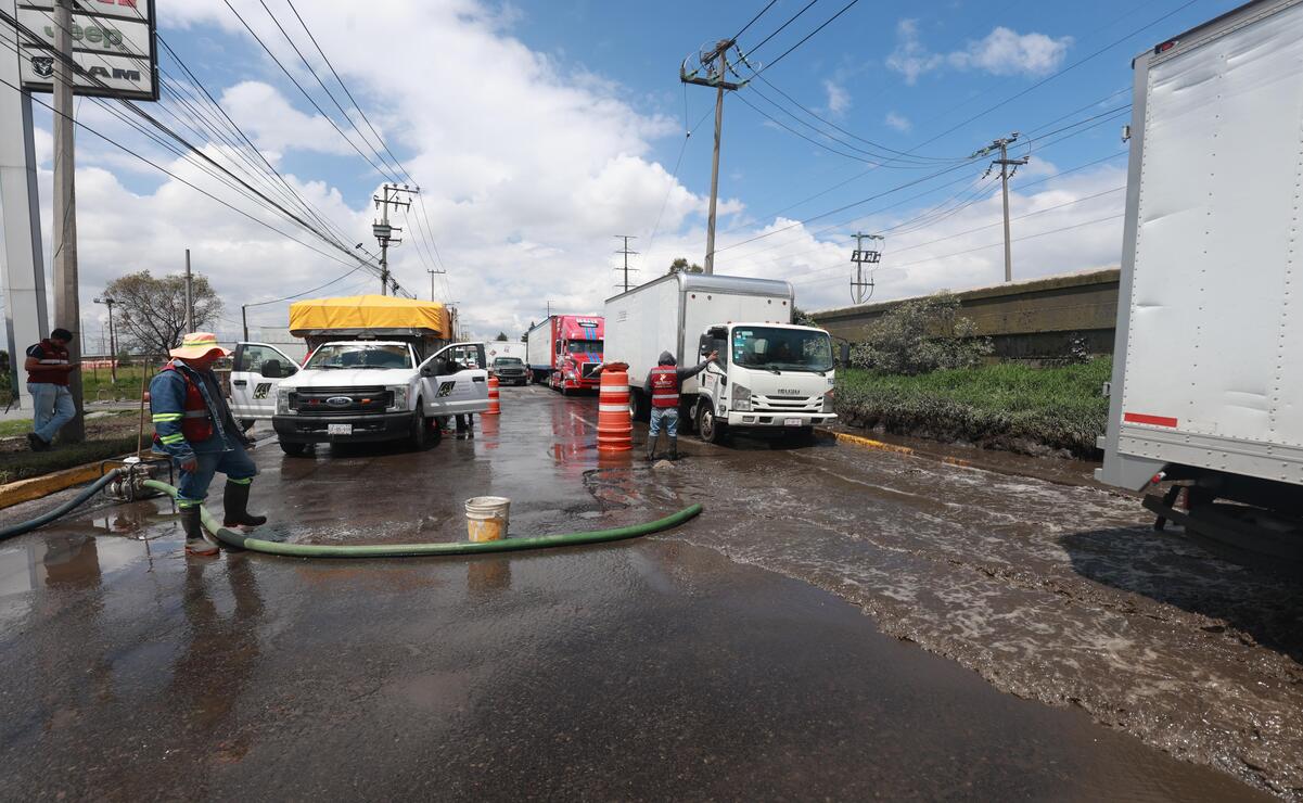 En este tramo de la México-Toluca se destinaron 10 toneladas de asfalto en caliente / Foto Alejandro Vargas