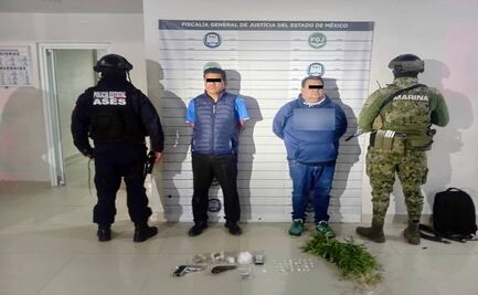 Detienen a dos sujetos en Nicolás Romero con réplicas de armas y droga