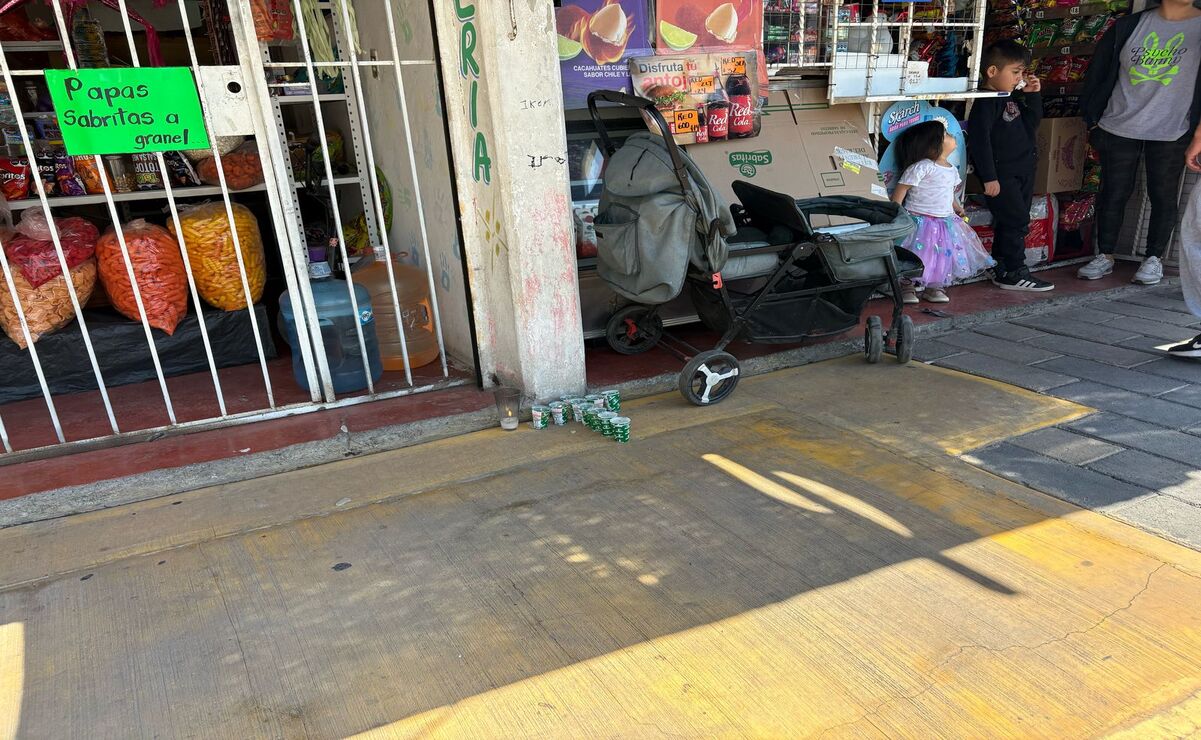 En el sitio, les fueron colocadas veladoras en forma de una cruz / Foto Arturo Contreras