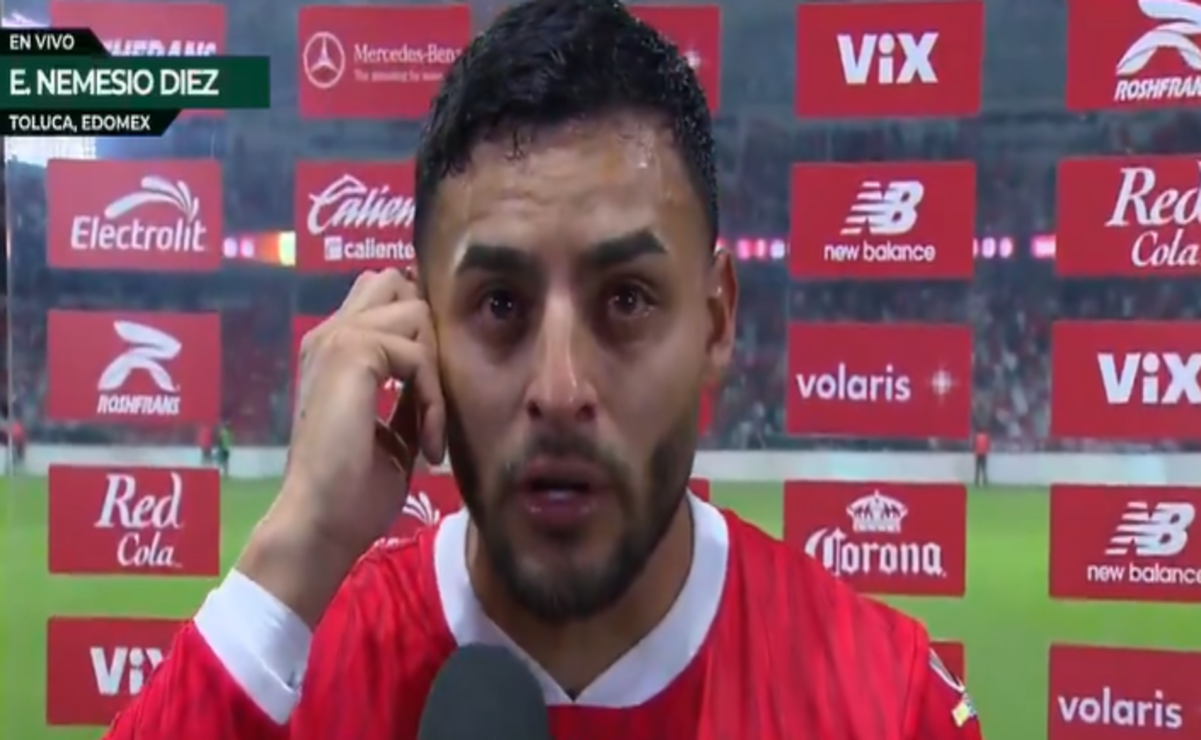 el delantero de los Diablos Rojos se reencontró con José Saturnino Cardozo, durante la transmisión de TUDN. Foto: Captura de pantalla