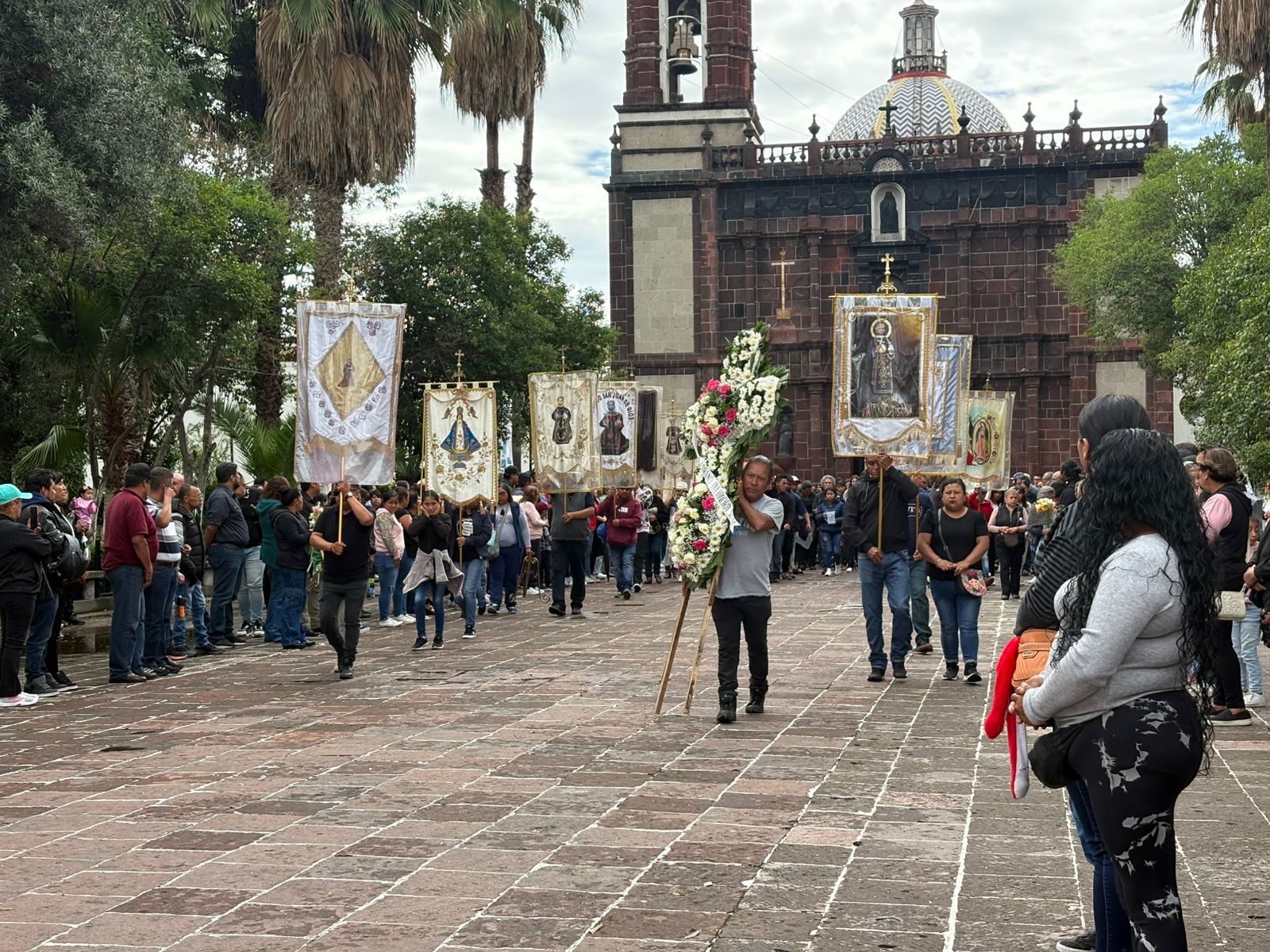 Más de 200 personas se dieron cita en la Parroquia de Nuestra Señora de Loreto, en Tultepec, para despedir a los maestros pirotécnicos. Foto: Arturo Contreras / El Universal Estado de México