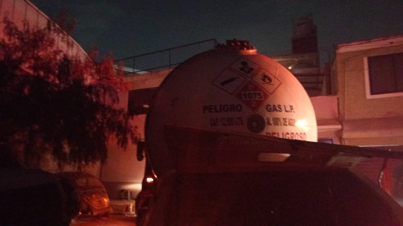 La explosión de una pipa de gas de 12 mil 500 litros movilizó a bomberos y Protección Civil. Foto Especial