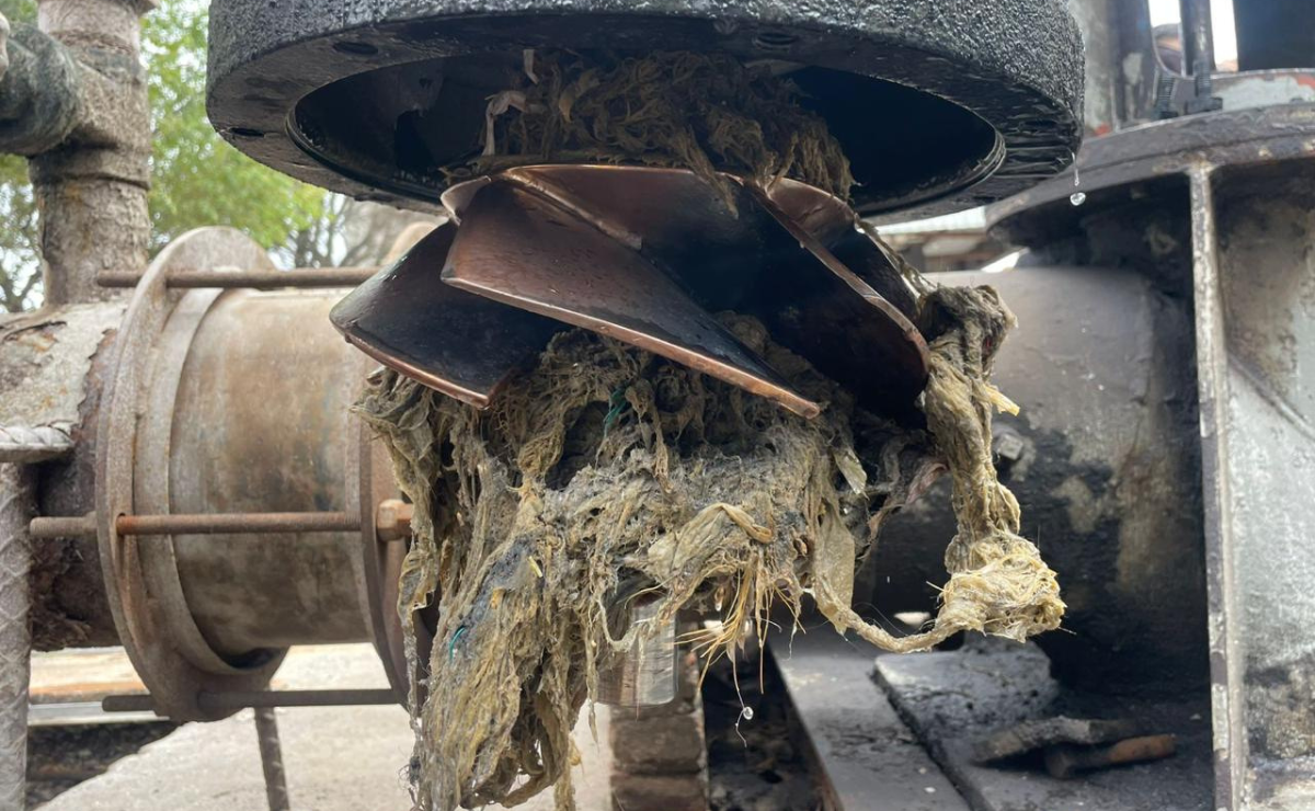 Operarios del OAyST en la crucial tarea de limpieza y mantenimiento de un cárcamo de bombeo, esencial para prevenir inundaciones en la capital mexiquense. Foto: Especial