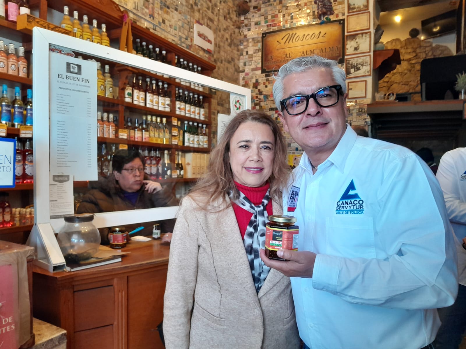 Algunas familias aprovecharon para regresar a los negocios donde encontraron precios accesibles y verificar si tenían descuentos por el Buen Fin y adquirir algún producto. Foto: Claudia Rodríguez/ El Universal