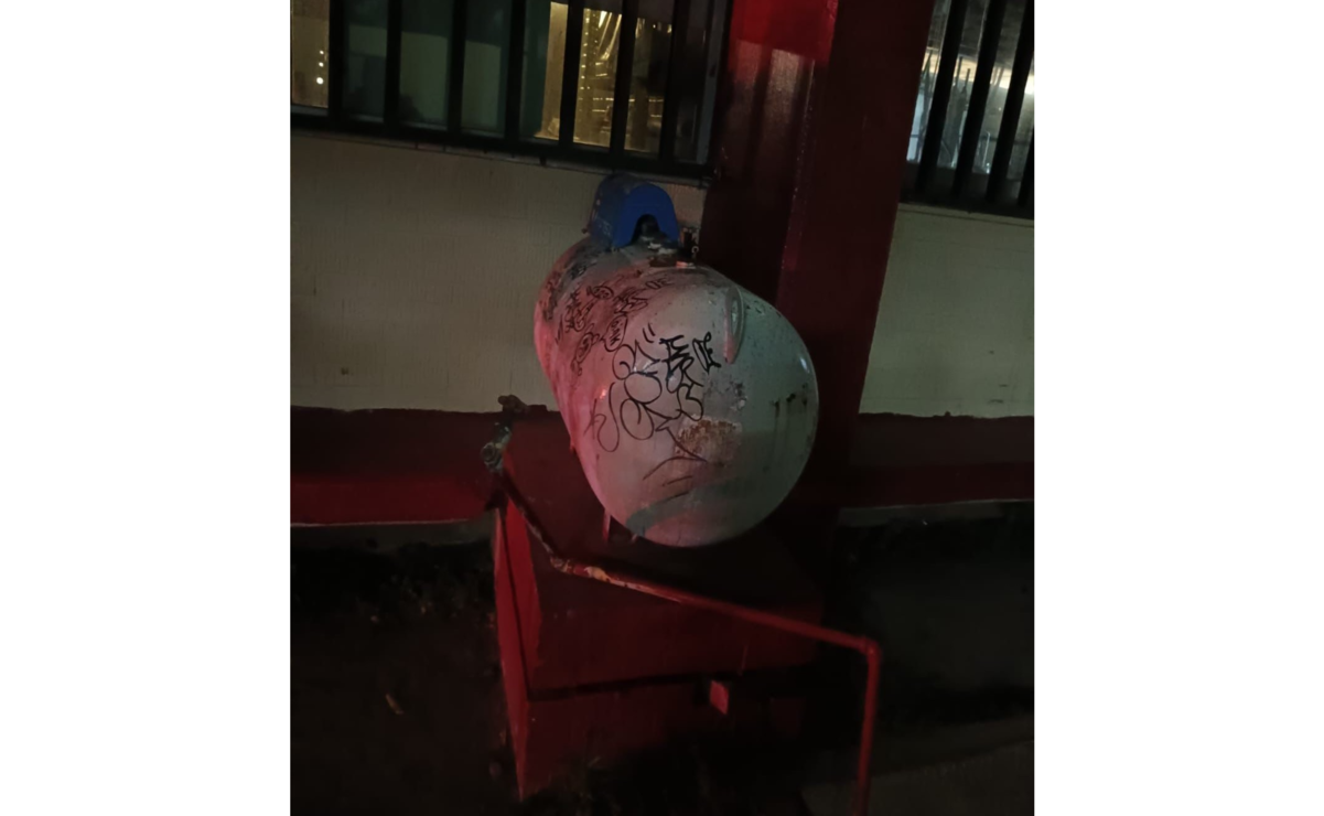 Bomberos de Cuautitlán Izcalli se encontraron con un cilindro de 300 kilos donde el gas se fugaba por la ruptura de un tubo. Foto: Especial