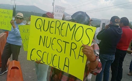 Padres de familia en Tepetlaoxtoc bloquean “El Columpio”; exigen reconstrucción de primaria