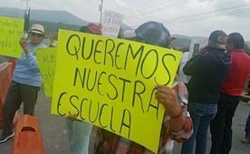 Padres de familia en Tepetlaoxtoc bloquean “El Columpio”; exigen reconstrucción de primaria