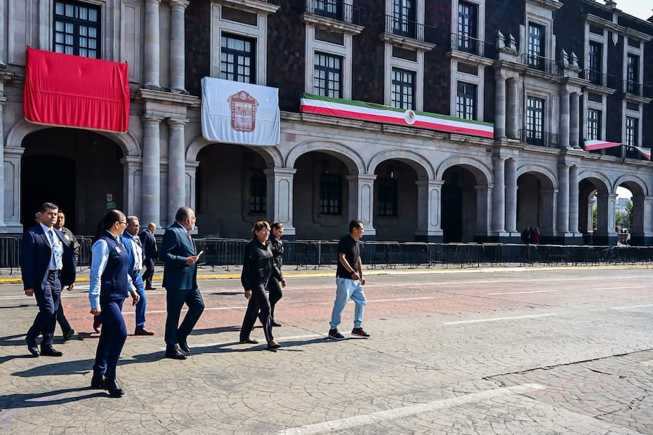 La mandataria mexiquense, junto con el secretario General de Gobierno, Horacio Duarte Olivares y el secretario de Seguridad estatal, Cristóbal Castañeda Camarillo, además de otras autoridades y personal administrativo, evacuó Palacio de Gobierno en cuanto sonó la alerta sísmica.  Foto: especial