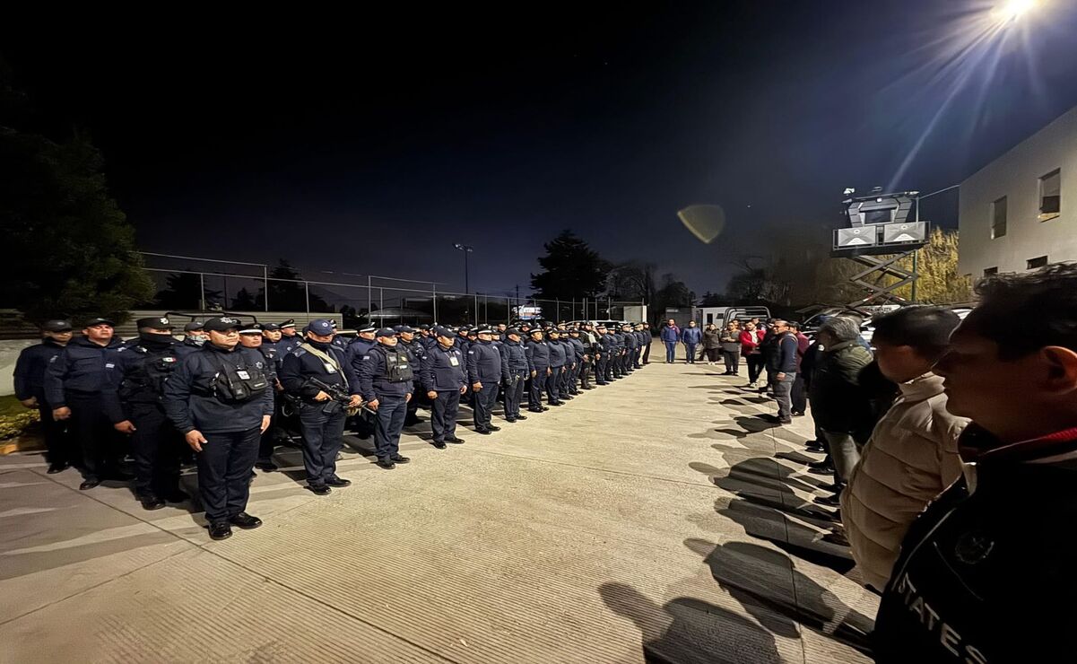 El alcalde de Atlacomulco realizó el cambio de mandos en la Policía Municipal. Foto: Especial