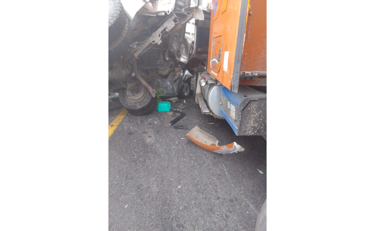 En el accidente se vieron involucrados un vehículo particular, una camioneta tipo Pick y un tráiler, se impactaron por un banco de niebla. Foto: Especial