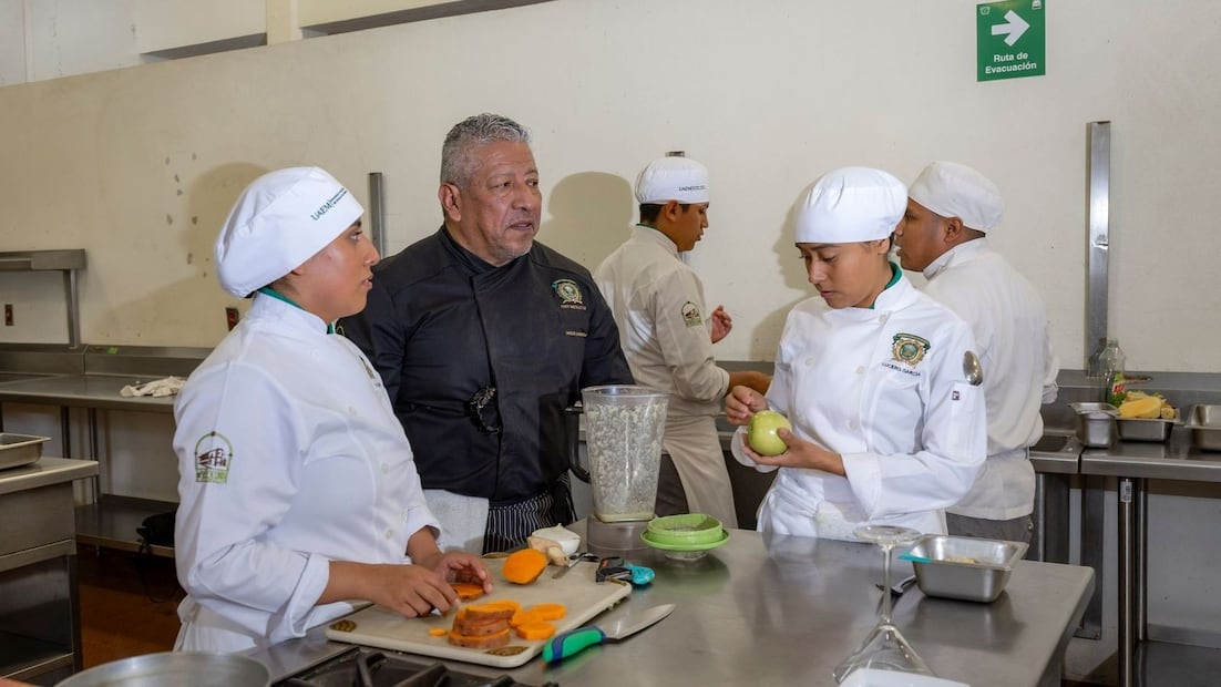 La introducción de proteínas como el cerdo transformó los hábitos alimenticios durante la época virreinal, dando origen a platillos como el pipián. Foto Especial