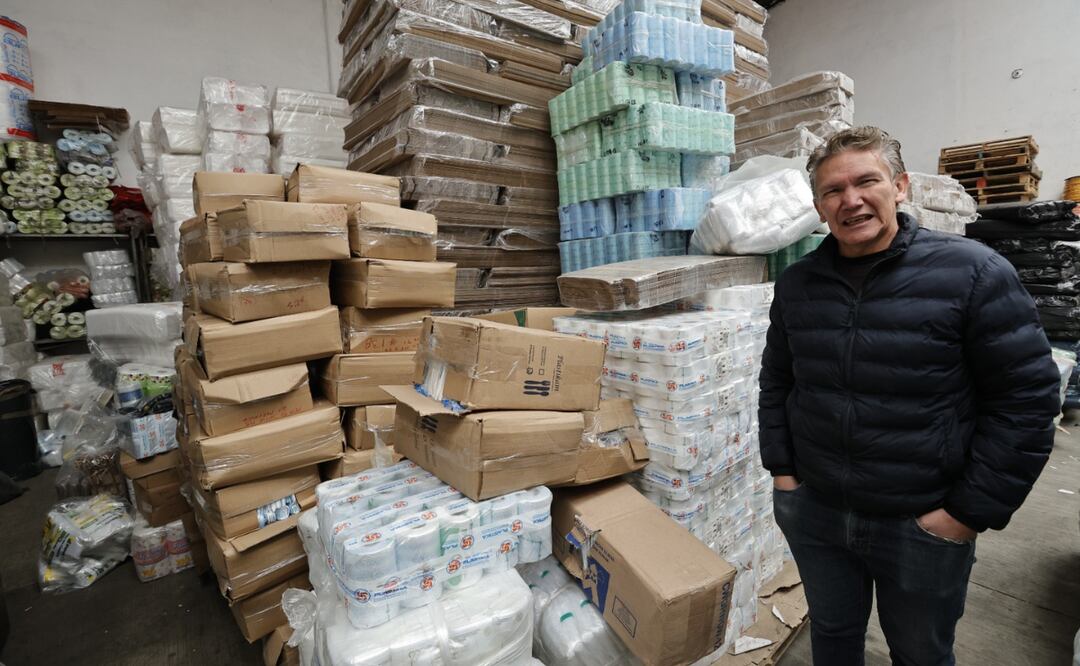 Víctor Posadas, un empresario de Toluca, transformó su negocio durante la pandemia, fabricando bolsas para traslado de cadáveres Foto: Jorge Alvarado