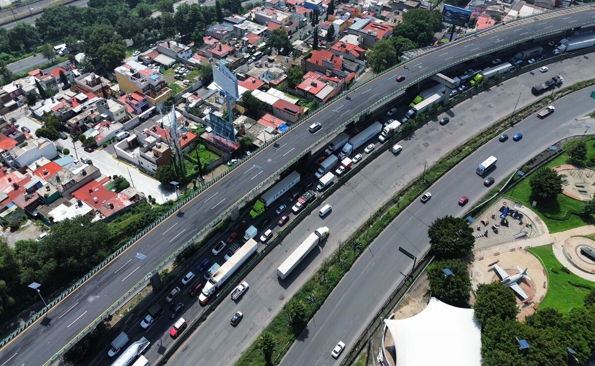 Los vehículos que se encuentran en los carriles centrales y laterales de la México, Querétaro avanzan a vuelta de rueda / Foto Arturo Contreras