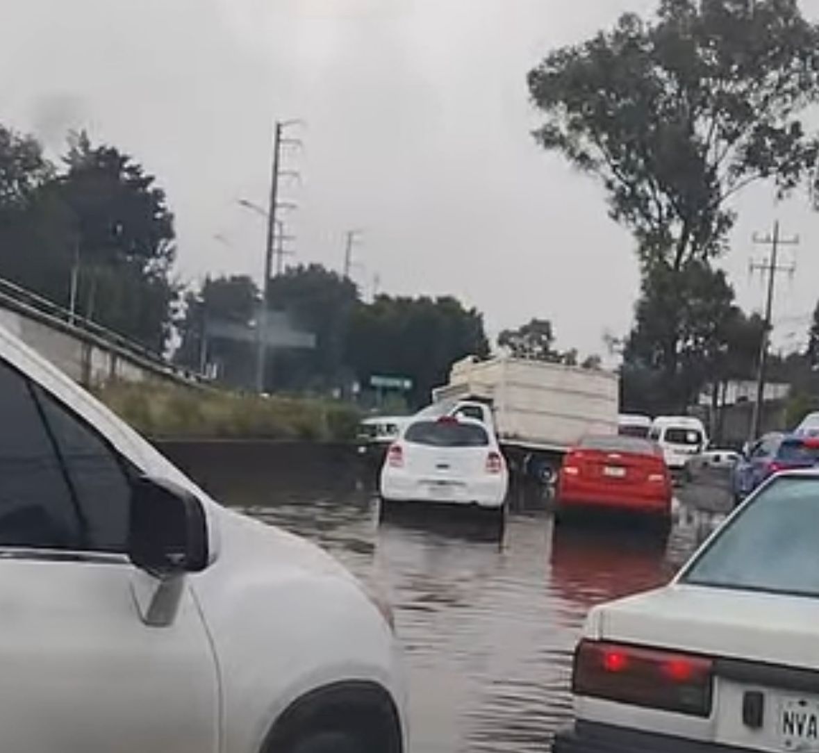 Dos autos quedaron varados / Foto Especial