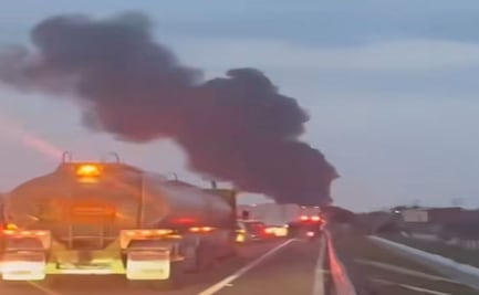 Caos vial persiste en Circuito Exterior Mexiquense por pipa volcada y quema controlada de diésel en Tultepec