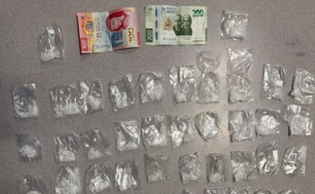 Las autoridades aseguraron 52 dosis de una sustancia con características similares al cristal durante la revisión preventiva. Foto Especial