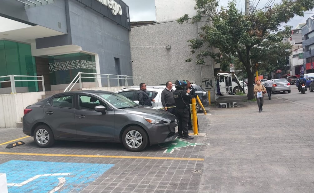 Sucursal bancaria cercana al sitio donde los empleados de la empresa automotriz estacionaron el vehículo involucrado. Foto Claudia Rodríguez / El Universal
