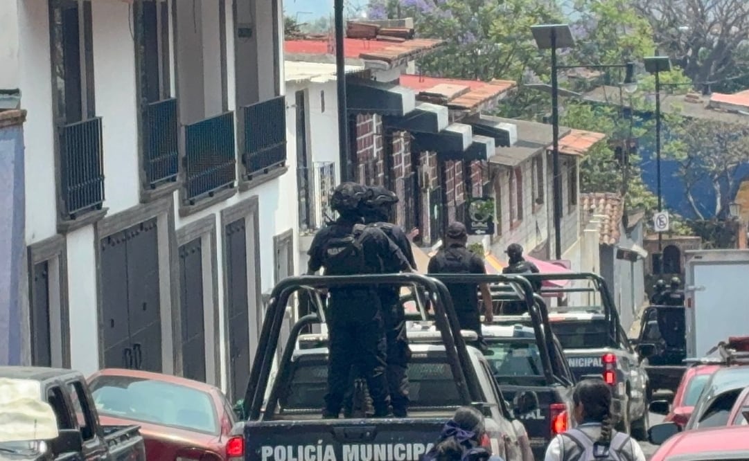 Un convoy de elementos integrado por más de cinco patrullas con cuatro elementos cada una recorre las calles del municipio. Foto. Claudia Rodríguez. El Universal