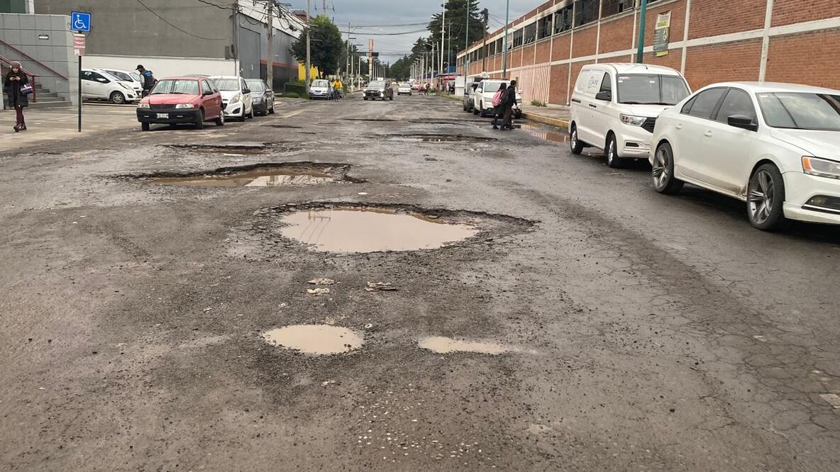 Se registran grandes baches en la zona industrial de Toluca Foto: Especial