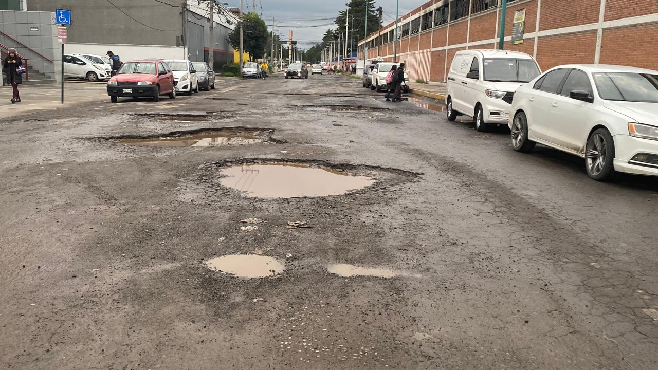 Lluvias dificultan trabajos de bacheo en Toluca