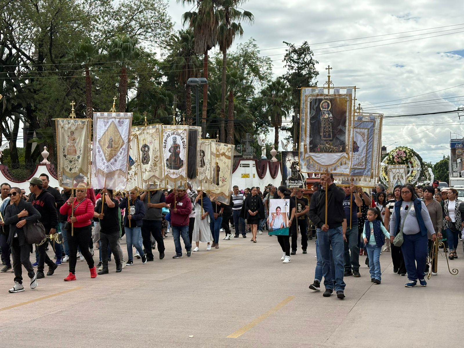 Entre aplausos fue como familiares y amigos de Alejandro Cortés Urban y Alejandra Cortés Reyes les dieron el último adiós. Foto: Arturo Contreras / El Universal Estado de México