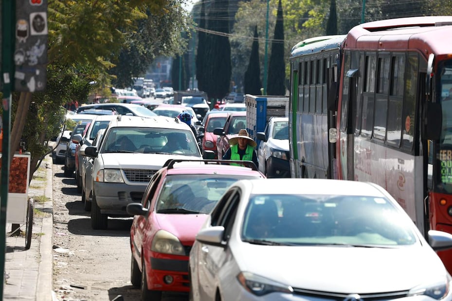 El transporte público, aunque exento del programa, inició la transición a gas natural para reducir la huella contaminante. Foto Alejandro Vargas / El Universal