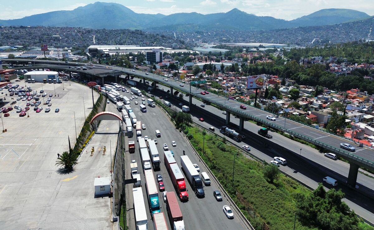 La larga fila de vehículos ya rebasa los 5 kilómetros / Foto Arturo Contreras