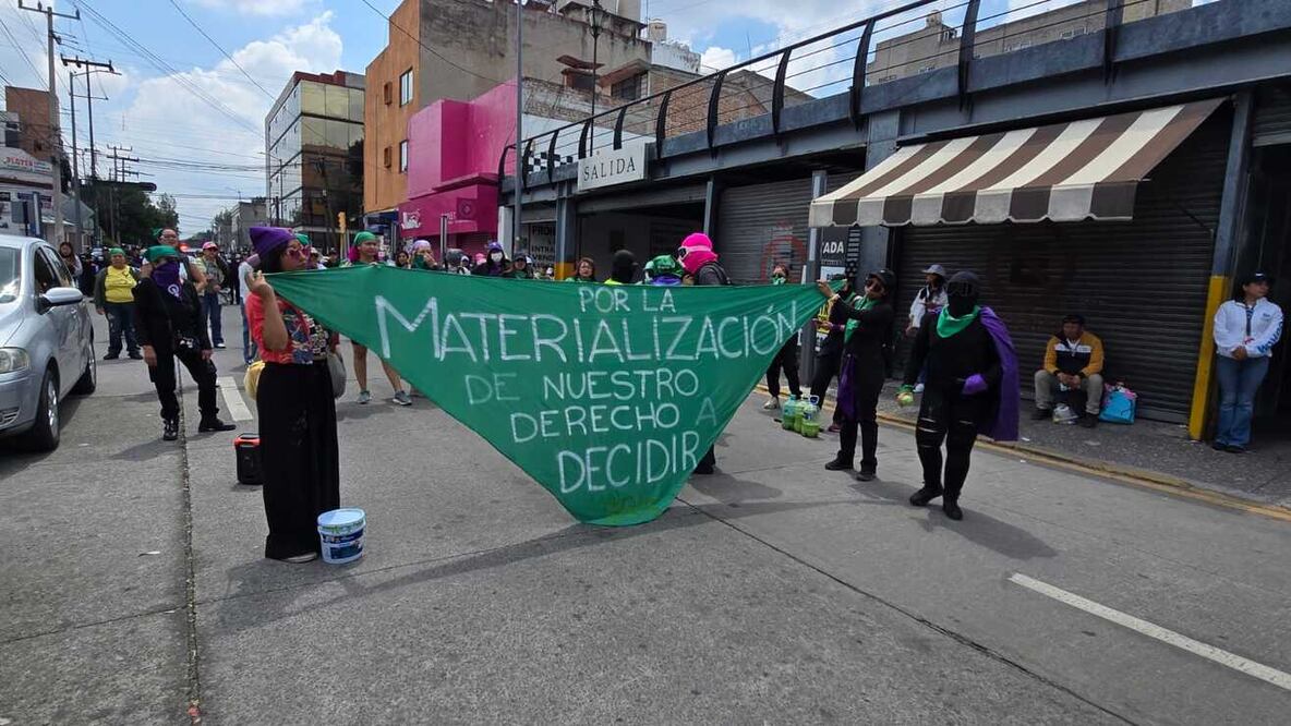 En el marco del 28S Día de Acción Global por el aborto legal, seguro y accesible, mujeres feministas marcharon en la capital mexiquense para exigir que se concreten las leyes secundarias y puedan acceder a la interrupción legal del embarazo / Foto: Alma Rodríguez EL UNIVERSAL EDOMEX
