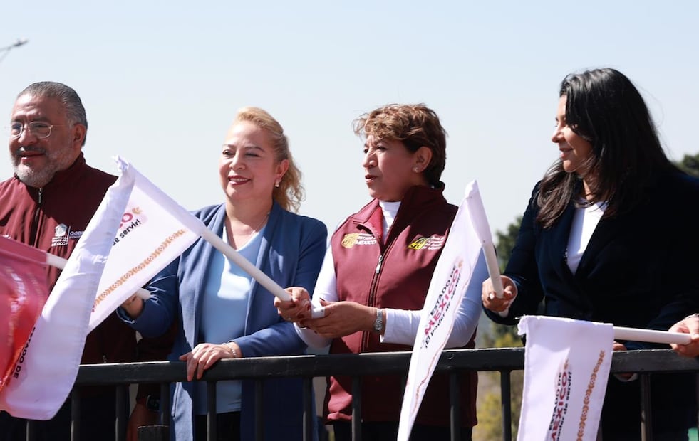 La Gobernadora Delfina Gómez da el banderazo de salida a la maquinaria que rehabilitará 108 km de Periférico Norte. Foto Alejandro Vargas / El Universal