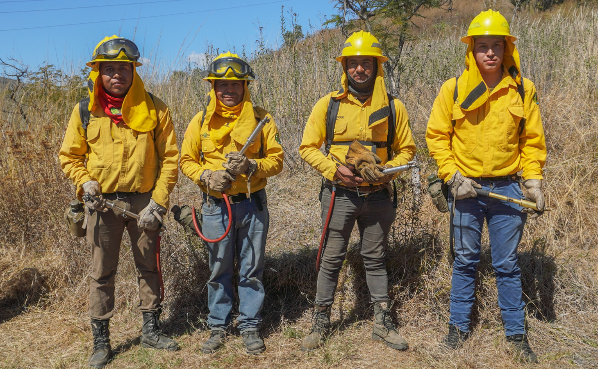 Dos generaciones de brigadistas, comprometidos con la defensa de los bosques mexiquenses. Foto: Especial