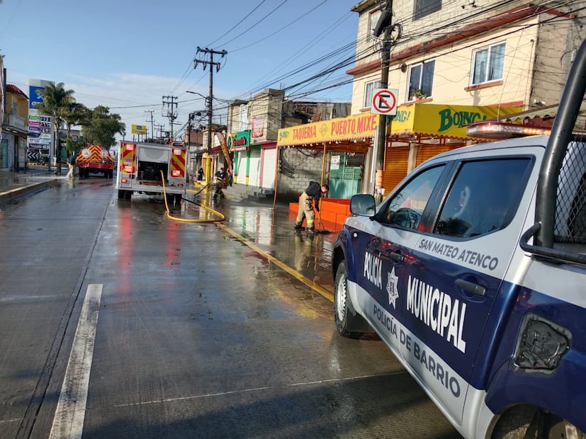 Personal municipal trabaja en el desazolve de alcantarillas para contribuir al restablecimiento de la movilidad. Foto especial