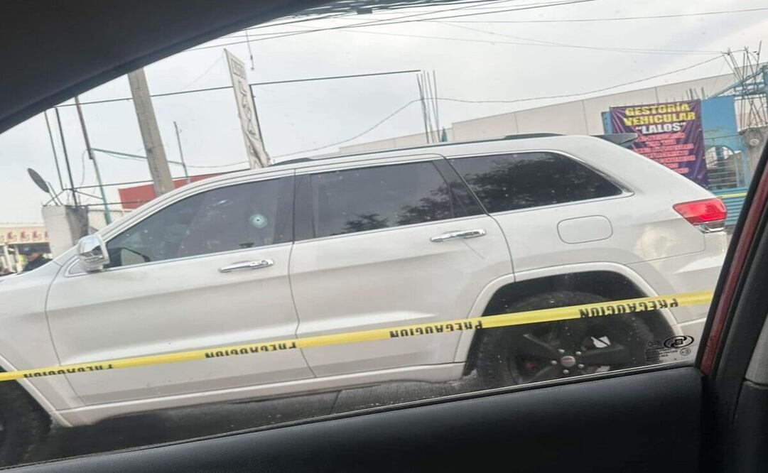 El conductor de una camioneta tipo Jeep Gran Cherokee fue herido de bala mientras conducía sobre la vía José López Portillo. Foto: Especial