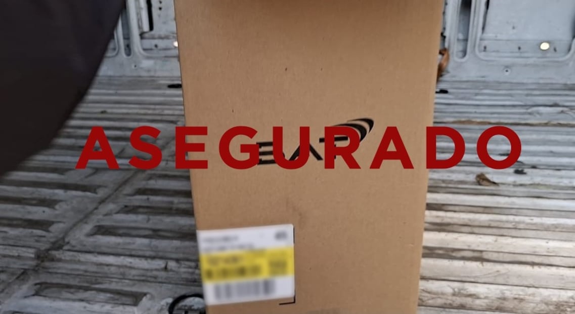 Además del cargamento principal, las autoridades aseguraron dos vehículos compactos, un Volkswagen y un Mercedes Benz, repletos de cajetillas. Foto Especial