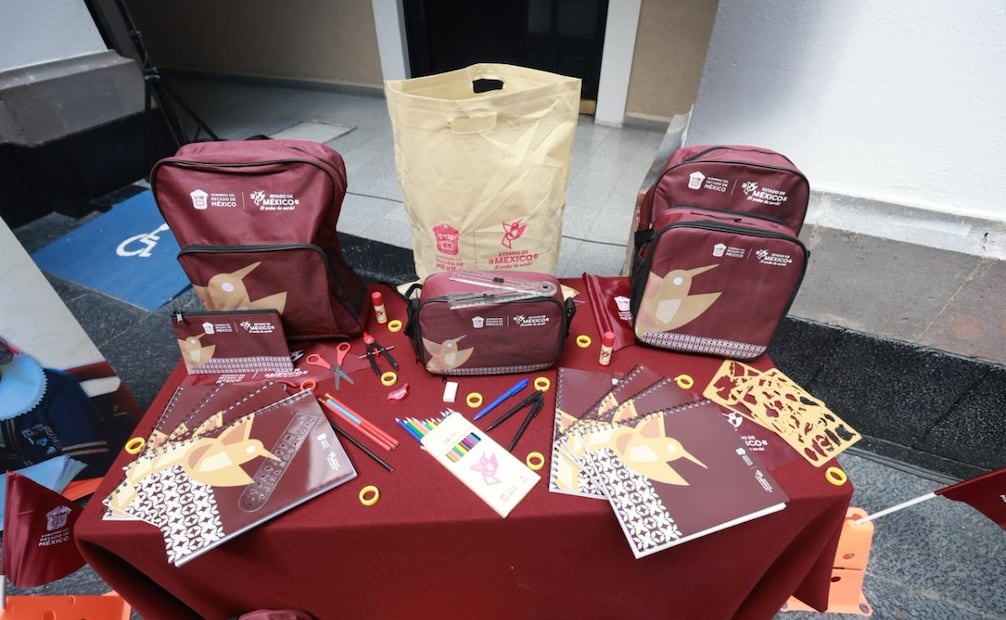 Alumnos de nivel básico recibirán paquetes de útiles escolares como parte de las acciones por el regreso a clases. Foto Alejandro Vargas / El Universal