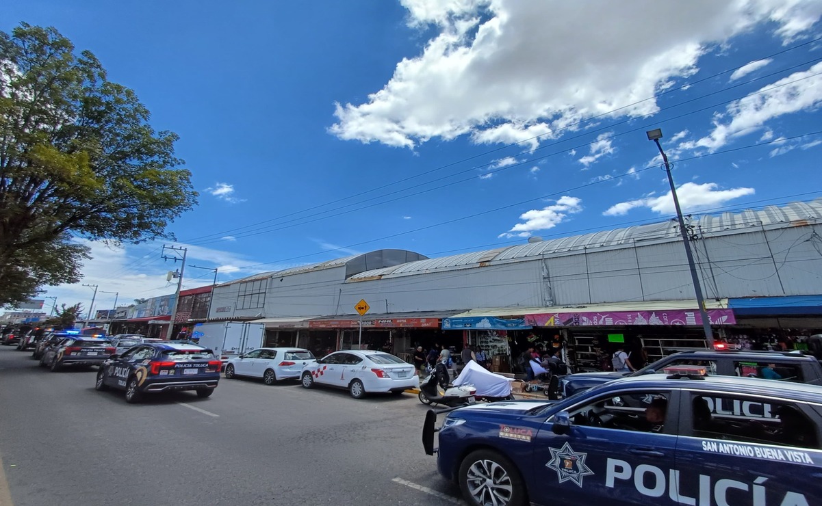 La presencia policial es notoria en las inmediaciones de la Terminal de Toluca. Foto: Arturo Hernández
